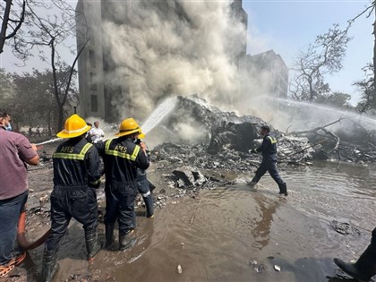 印度航空波音787墜毀西部城市 機上242人、失事現場竄濃煙[影]
