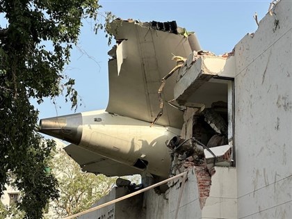 印度航空墜機11A座位乘客生還 從緊急出口跳出逃生