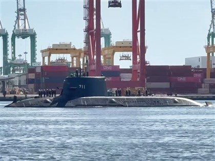 海鯤艦準備邁向海測 高雄港內浮航測試動力等系統[影] 