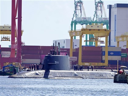 海鯤艦準備邁向海測 高雄港內浮航測試動力等系統[影] 