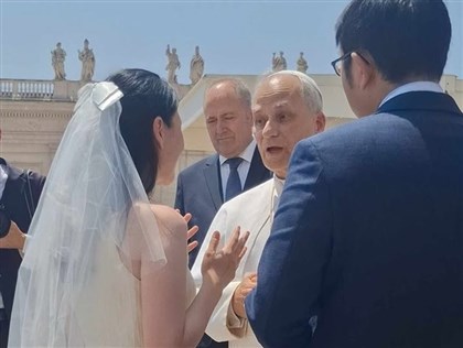 教宗親自祝福台灣新婚教友夫妻 允諾為台祈禱不要戰爭