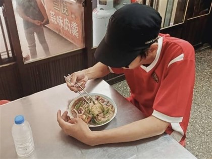 台中21歲青年淪黑戶從小被父禁外出、未受教育 社會局協助安置