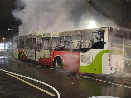 北市262公車起火燃燒幸無人傷 疑電池故障釀禍