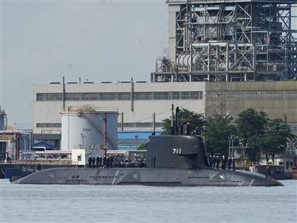 國造海鯤號潛艦進行首次海上測試 駛出高雄港
