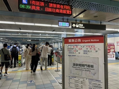 台北捷運板南線列車門異常 千人換乘擠爆忠孝新生