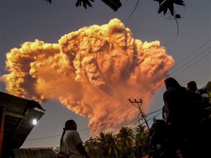 印尼勒沃托比火山再度噴發 灰雲噴1萬1000公尺高