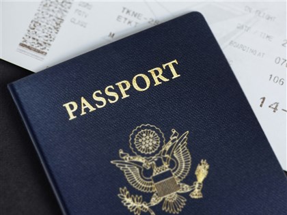 聯邦法官下令恢復核發「X」跨性別護照 川普踢鐵板