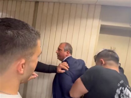 協助移民槓上ICE探員 紐約市長參選人藍德遭上銬帶走