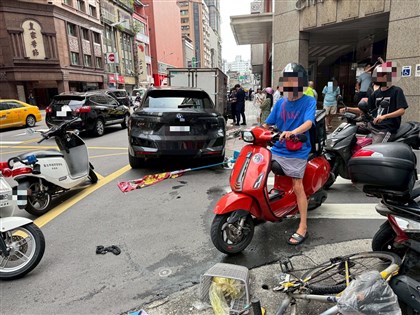 北市74歲翁自小客疑暴衝 撞多輛機車、1人受傷