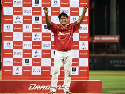 林智勝敲勝利打點獲中職最年長單場MVP 喊話球迷：別放棄我們[影]