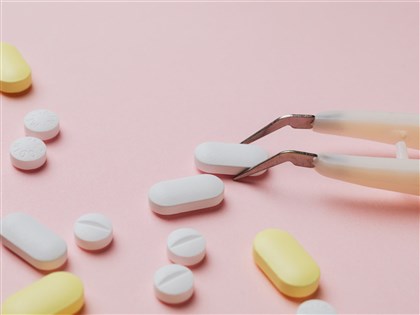 塑膠廢棄物獲新生 大腸桿菌助攻化垃圾為止痛藥原料
