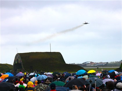 民眾拍照成共諜？ 顧立雄：軍事迷拍軍機起降不違法