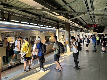 台鐵大改點調整386列次 首發車準點行駛