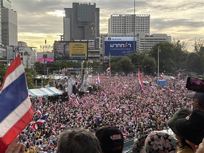 泰柬總理對話外流引眾怒 曼谷萬人上街要貝東塔下台
