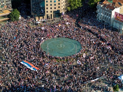 塞爾維亞首都爆萬人示威 要求提前大選