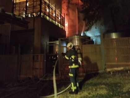 北市北投火警延燒逾3小時 上百警消打火幸無死傷