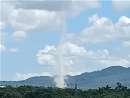 卑南溪河床驚見數十米高塵捲風  砂石捲上空