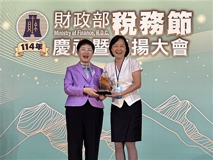 稅務表揚大會百人獲獎 財長勉續創新將民眾權益放首位