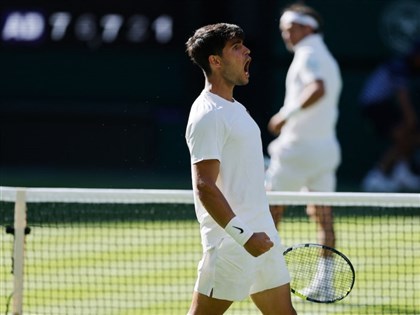 艾卡拉茲力拚溫網三連霸 首輪鏖戰5盤驚險晉級[影]