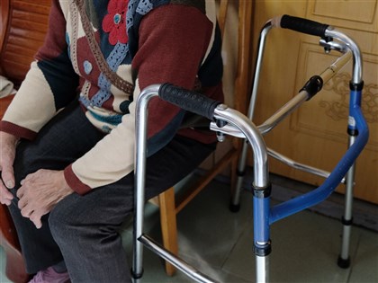 80歲以上免評申請外籍看護 勞動部：重症家庭優先處理