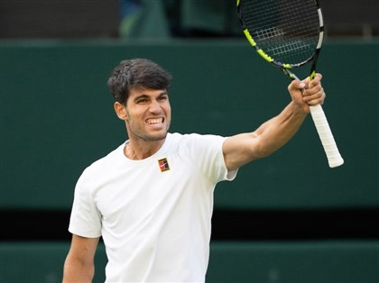 艾卡拉茲仍顯不穩 終以3比1擊敗對手晉級溫網16強