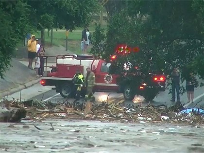 美國德州中南部暴洪至少13死 夏令營23女童失聯[影]