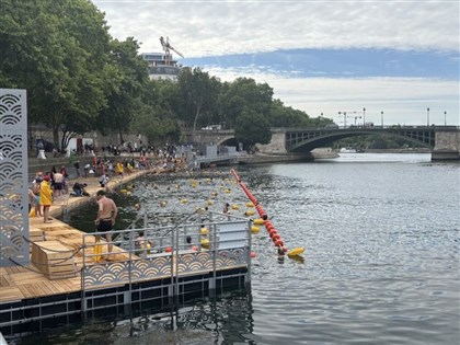 時隔百年塞納河開放游泳 市民排隊搶先下水大呼過癮