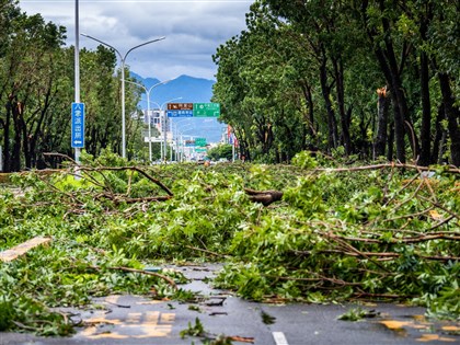 颱風丹娜絲登陸嘉義寫紀錄 雲林陣風17級台南13級 屏東牡丹降雨658毫米