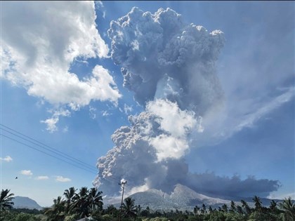 印尼勒沃托比火山再噴發 巨大灰柱噴1萬8000公尺高