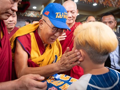 達賴喇嘛慶90大壽 戴Team Taiwan帽看三太子表演[影]
