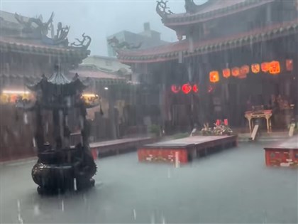 彰化大雨閃電雷聲不斷 鹿港、花壇等多處積淹水[影]