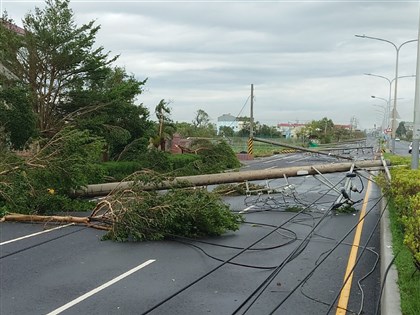 早安世界》颱風丹娜絲登陸嘉義寫紀錄 釀2死502傷、3電塔倒塌