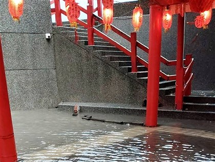 彰化雨彈續炸 芳苑鄉鎮海廟廟埕一度水淹小腿肚