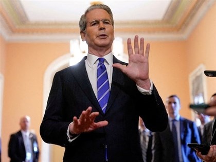 美媒：川普原想讓關稅如期生效 財長貝森特說服延長