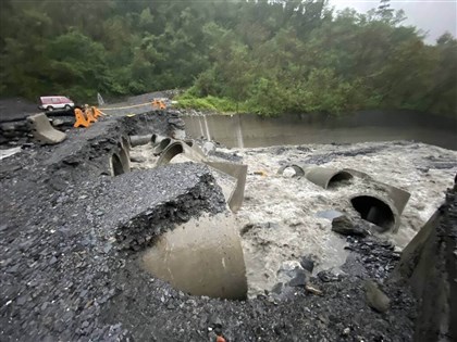 屏東山區大雨不斷 大武村聯外霧大二號橋沖毀封閉