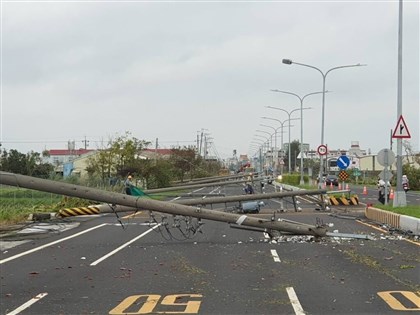 2454支電桿倒斷創紀錄 台電動員全台人力赴嘉南搶修