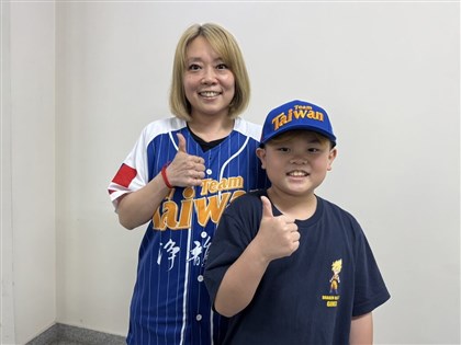 達賴90大壽獻Team Taiwan帽 9歲男童勤練英文賀詞