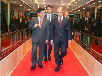 林佳龍飛抵巴拉圭  熱情僑民深夜揮舞國旗歡迎