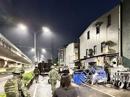 漢光演習 戰車深夜擦撞桃園民宅與車輛