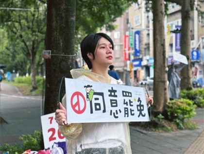 作家楊双子伴侶賴庭荷 街頭舉牌宣傳罷免遭攻擊
