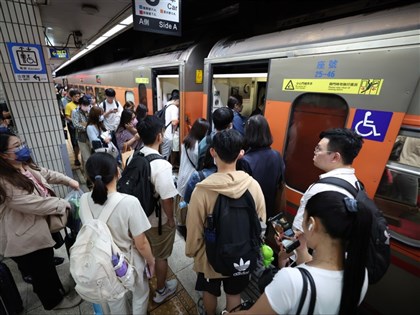 台鐵簡訊客服113年逾12萬則  旅客反映票務問題、車廂吵最多