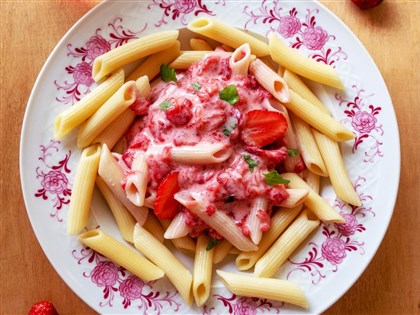 波蘭草莓義大利麵成溫網話題美食 外國網友：像鳳梨披薩一樣衝擊