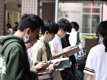 分科測驗公民生活化　選舉假訊息、外送員權益入題