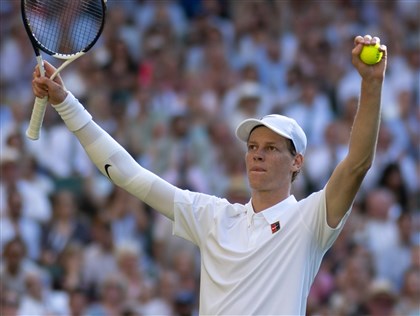 辛納擊退喬科維奇首闖溫網決賽 將與艾卡拉茲爭冠