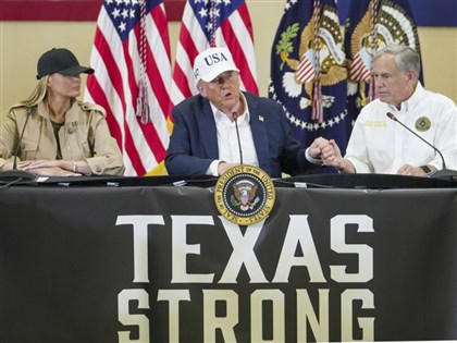 川普視察德州洪災為政府辯護  批記者質疑警報慢