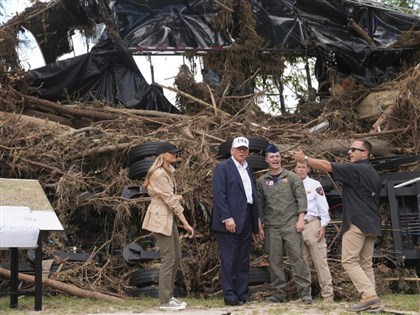 川普視察德州洪災 無視刪減聯邦預算影響救災質疑