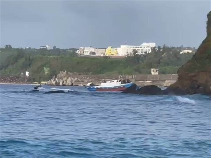 屏東南灣漁船擱淺 墾管處：些微油料外洩監控中