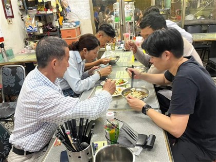 台電工班忙到深夜才用餐 遇民眾匿名掏2000元請客