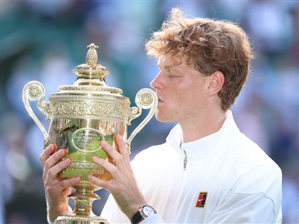 辛納逆轉艾卡拉茲完成甜蜜復仇　首度高舉溫網金盃[影]