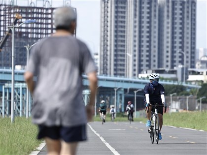 吳德榮：17日前炎熱 週末起熱帶系統影響不可輕忽
